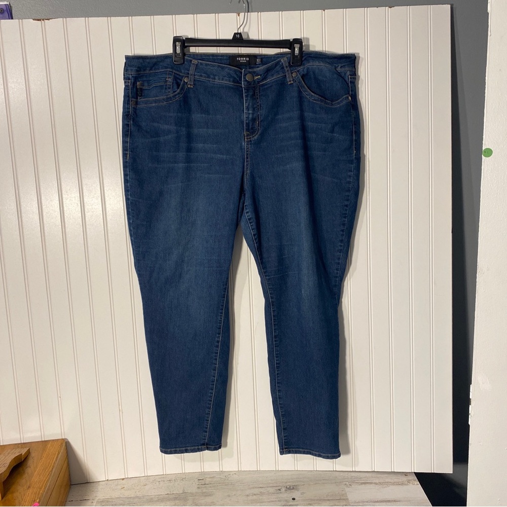 TORRID MEDIUM RISE JEANS 24SHORT